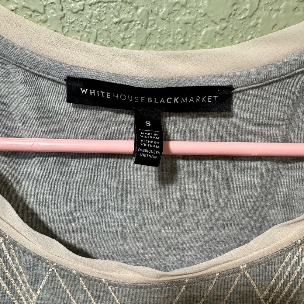 White House Black Market Gray Geometric Short Sleeve Top - Picture 3 of 4